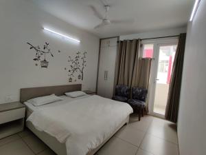FACULTY HOUSE- Cosy Lounge Near Expo Mart