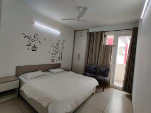 FACULTY HOUSE- Cosy Lounge Near Expo Mart
