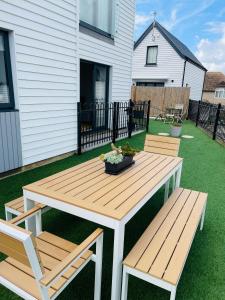 Salt Yard Apartment, Parking and Terrace, Whitstable