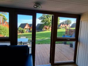Chalet Brightstone Kingsdown Cliffs location with indoor pool, tennis court, mini-golf short walk to beach and 3 great local pubs
