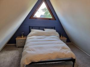 Chalet Brightstone Kingsdown Cliffs location with indoor pool, tennis court, mini-golf short walk to beach and 3 great local pubs