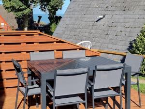 Chalet Brightstone Kingsdown Cliffs location with indoor pool, tennis court, mini-golf short walk to beach and 3 great local pubs