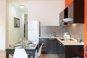 Lovely, Spacious High Floor APT in central PV & AC by 360 Estates