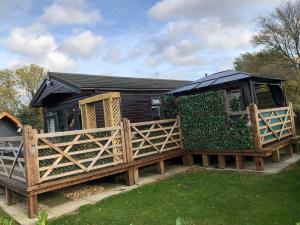 Peaceful Holiday Lodge with Hot Tub