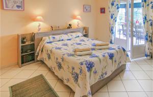 Maisons de vacances Amazing Home In Savignac Les Eglises With Private Swimming Pool, Can Be Inside Or Outside : photos des chambres