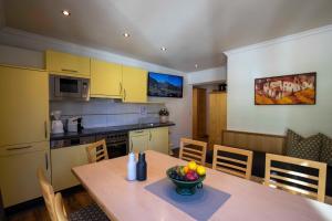 Comfort Three-Bedroom Apartment with Balcony room in Kirchwirt Appartements