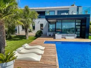 Lujosa villa vistas al mar y piscina climatiza - Aios