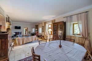 Villas Secluded Woodland Villa with Pool : photos des chambres