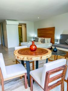 Big Studio at KAAB BY THE BEACH with roof top pool, sauna and Jacuzzi near Paseo del Carmen Mall