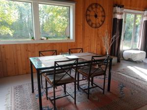Chalet en forêt, brame du cerf