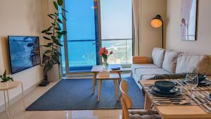 Exquisite, luxe 1BD Apartment, Unparalleled Sea Views, Prime Dubai Marina Location & Full Kitchen by "La Buena Vida Holiday Homes
