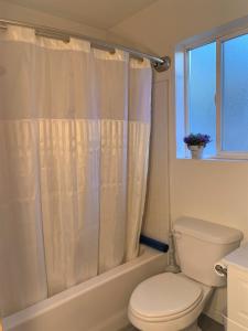 Cozy Lake-View Lodge Near Village