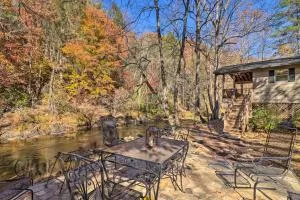 Creekside Retreat with Deck, 18 Miles to Wolf Ridge - Forks of Ivy Creekside Retreat with Deck, 18 Miles to Wolf Ridge - Forks of Ivy