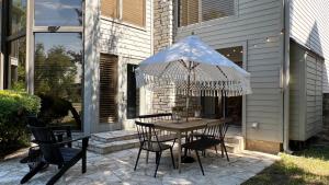 Cozy tennis house - 4hvězdičkové hotely ve městě Lakeway