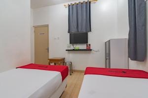 RedDoorz near Prujakan Station Cirebon