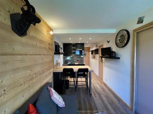 Studio cabine rénové, 4 pers, pied des pistes, balcon sud, près commerces et remontées. - FR-1-452-376