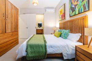 One Bay Residence Unit 15 - Penthouse with private roof top, jacuzzi and sea view