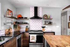 Eclectic Mid Century Modern 3BD3BA with *Hot Tub*