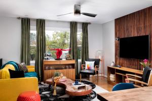 Eclectic Mid Century Modern 3BD3BA with *Hot Tub*