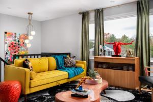 Eclectic Mid Century Modern 3BD3BA with *Hot Tub*