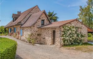 Maisons de vacances Beautiful Home In St, Priest La Fougeres With Wifi, Private Swimming Pool And Outdoor Swimming Pool : photos des chambres