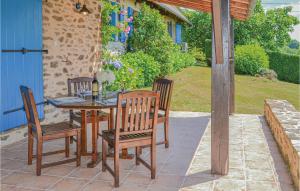 Maisons de vacances Beautiful Home In St, Priest La Fougeres With Wifi, Private Swimming Pool And Outdoor Swimming Pool : photos des chambres