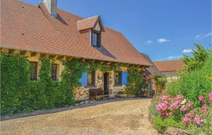 Maisons de vacances Beautiful Home In St, Priest La Fougeres With Wifi, Private Swimming Pool And Outdoor Swimming Pool : photos des chambres