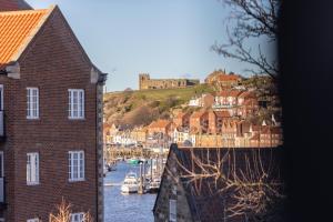 Sugar Reef - A Fantastic Modern House with Garden, Free Parking for 2 cars, Electric Vehicle Point, Whitby Beach, Shops, Bars, Restaurants just a 10 minute walk away, Maximum Occupancy 4 Guests - Hotel 4 stelle a Whitby