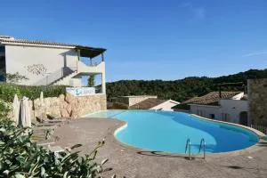 Residence con piscina a 4 km da Baja Sardinia - Cala Bitta