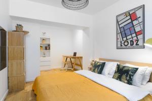 Lumina apartment with balcony overlooking the park