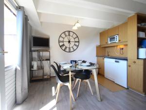 Studio cabine rénové avec parking couvert, balcon ouest et accès navette gratuite à Chamrousse - FR-1-340-260