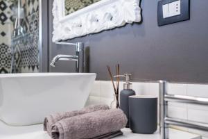 BLACK & WHITE flat in Naviglio porta Genova