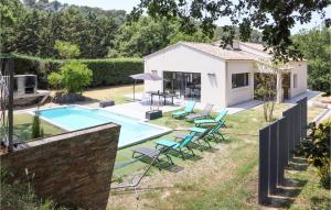 Maisons de vacances Awesome home in Rognes with Outdoor swimming pool, WiFi and 3 Bedrooms : photos des chambres