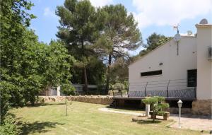 Maisons de vacances Awesome home in Rognes with Outdoor swimming pool, WiFi and 3 Bedrooms : photos des chambres