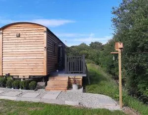 Shepherds Hut with hot tub on Anglesey North Wales - Bryngwran