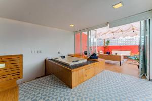 Stylish apartment with private roof top & jacuzzi