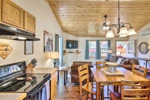 8 Mi to Great Smoky Mtn National Park Cozy Cabin