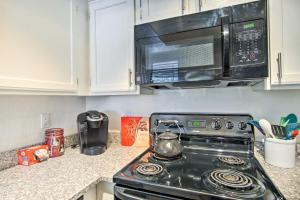 Mountain-View Tucson Condo with Outdoor Pools!