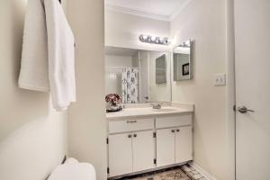 Cozy Chapel Hill Condo about 2 Mi to UNC and Dtwn!