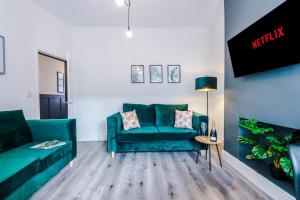 Spacious 4-bed house in Crewe by 53 Degrees Property, ideal for Business & Contractors - Sleeps 7