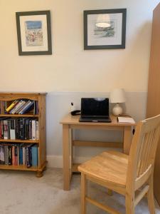 3 BR Central Cowes, Sleeps 8, Sea Views, free parking, ferry voucher LONG TERM DEALS AVAILABLE