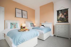 Central House with Free Parking, Pool Table, Garden, Super-Fast Wifi and Smart TVs by Yoko Property