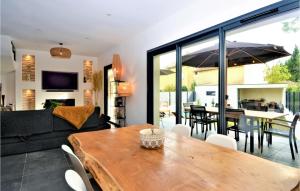 3 Bedroom Amazing Home In Montfavet