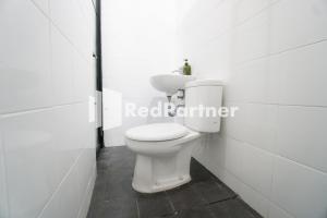 Tomang Gelong Guest House Syariah Mitra RedDoorz