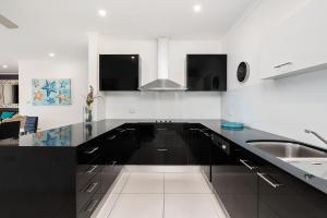 Paringa 2 Bedroom Top Floor Beach Front Apartment
