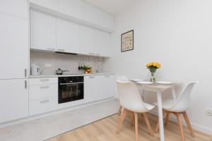 Warsaw Apartment Postępu with Parking by Noclegi Renters