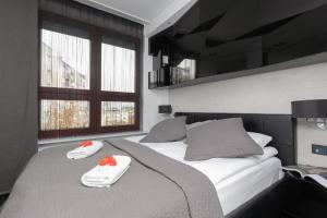 Warsaw Śródmieście Riverside Three-bedroom Apartment by Renters