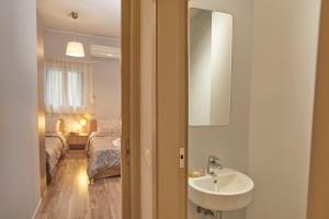 Modern Hospitality- apt near Childrens Hospital