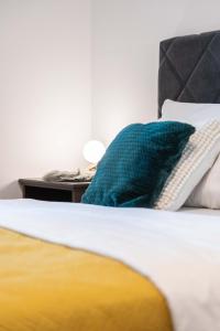 Design 2BDR Apartment with Balcony- FREE PARKING