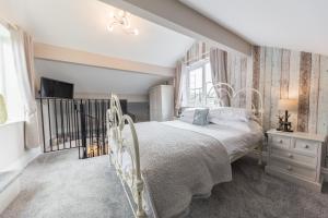 Double Room with Mountain View room in Heidi's Grasmere Lodge